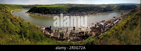 Panoramablick auf das Rheintal mit St. Goarshausen und St. Goar, Rheinland-Pfalz, Deutschland Stockfoto