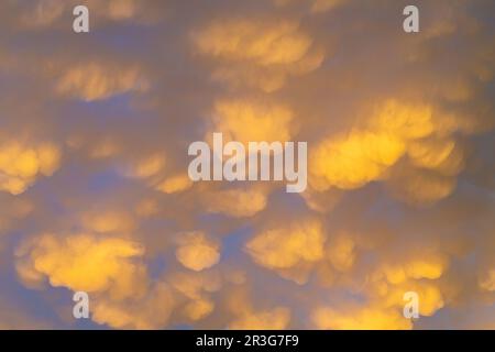 Cumulus und Stratus Wolken in dramatischen Sonnenuntergang Himmel über Kapstadt Stockfoto