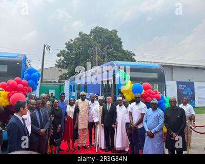 (230524) – LAGOS, 24. Mai 2023 (Xinhua) – Gäste posieren für ein Gruppenfoto bei einer Startzeremonie für Yutong-Elektrobusse in Lagos, Nigeria, am 23. Mai 2023. Der chinesische Bushersteller Yutong hat am Dienstag die ersten elektrischen Busse für den öffentlichen Nahverkehr in Lagos, dem wirtschaftlichen Zentrum Nigerias, auf den Markt gebracht, während sich das Land auf den allmählichen Übergang von Fahrzeugen mit Verbrennungsmotor zu nachhaltigen Elektrofahrzeugen (EV) vorbereitet. Bei dem Projekt handelt es sich um eine Zusammenarbeit zwischen der Oando Clean Energy Limited, Yutongs Partner in Nigeria, und der Lagos Metropolitan Area Transport Authority, um p Stockfoto