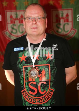 Geschäftsführender Direktor Marc-Henrik Schmedt SC Magdeburg im T-Shirt des deutschen Handballmeisters 2022 Stockfoto