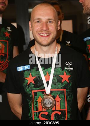 Handballer Daniel Pettersson SC Magdeburg 11 in deutschem Handball Champion 2022 T-Shirt und Medaille Stockfoto