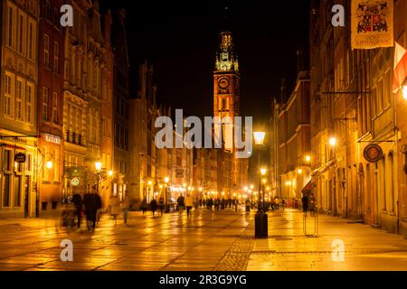 Danzig Polen - Mai 2022 Blick auf Dlugi Targ und Dluga Straße in der Altstadt bei Nacht. Das Rathaus bei Nacht. Danzig ist der Historiker Stockfoto