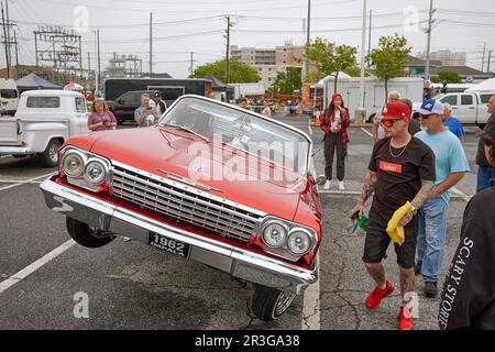 Ein Lowrider mit pneumatischer Federung glänzt beim Cruisin’ Ocean City Car Event 2023 in Ocean City, Maryland, USA, bei dem ein kundenspezifisches Auto gefeiert wird Stockfoto