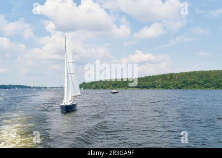 Ein Segelschiff auf der Havel bei Berlin. Im Hintergrund der Landkreis Spandau Stockfoto