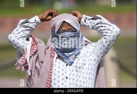 Neu-Delhi, Indien. 23. Mai 2023. Ein Mann schützt sich mit Schals inmitten einer Hitzewelle in Neu-Delhi, Indien, 23. Mai 2023. Kredit: Javed Dar/Xinhua/Alamy Live News Stockfoto