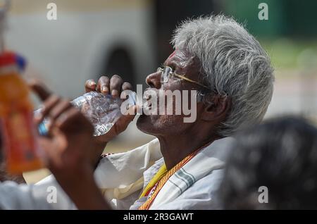 Neu-Delhi, Indien. 23. Mai 2023. Ein Mann löscht seinen Durst inmitten einer Hitzewelle in Neu-Delhi, Indien, 23. Mai 2023. Kredit: Javed Dar/Xinhua/Alamy Live News Stockfoto