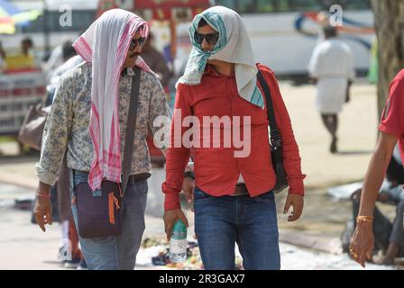 Neu-Delhi, Indien. 23. Mai 2023. Zwei Männer schützen sich mit Schals inmitten einer Hitzewelle in Neu-Delhi, Indien, 23. Mai 2023. Kredit: Javed Dar/Xinhua/Alamy Live News Stockfoto