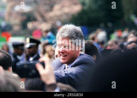 Präsident William Clinton in der Menge bei ihrem ersten Ostereierrollen im Weißen Haus, 1993 Foto von Dennis Brack. 88B Stockfoto