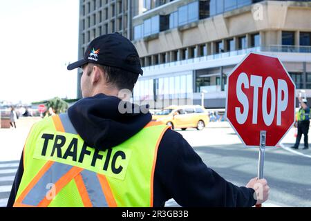 Ein Bauarbeiter hält den Verkehr an und hält ein Stoppschild in der Hand. kanada Vancouver 2023 Stockfoto