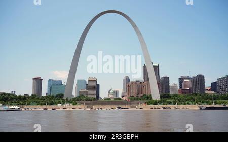 St. Louis, Usa. 23. Mai 2023. Die Stadt St. Louis mit dem Gateway Arch ist vom Mississippi River in St. von Ost nach West zu sehen Louis am Dienstag, den 23. Mai 2023. Foto: Bill Greenblatt/UPI Credit: UPI/Alamy Live News Stockfoto