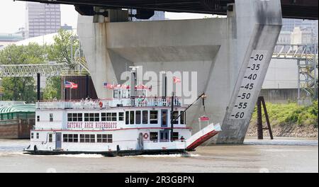 St. Louis, Usa. 23. Mai 2023. Das Flussboot Huck Finn führt unter der Stan Musial Veterans Memorial Bridge und der Lichtraumlehre am Mississippi River in St. Louis am Dienstag, den 23. Mai 2023. Foto: Bill Greenblatt/UPI Credit: UPI/Alamy Live News Stockfoto