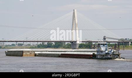 St. Louis, Usa. 23. Mai 2023. Ein Schleppboot fährt den Mississippi in der Nähe der Stan Musial Veterans Memorial Bridge in St. hoch Louis am Dienstag, den 23. Mai 2023. Foto: Bill Greenblatt/UPI Credit: UPI/Alamy Live News Stockfoto