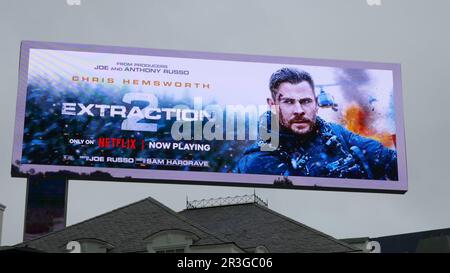 Los Angeles, Kalifornien, USA 23. Mai 2023 Chris Hemsworth Extraction 2 Billboard am Sunset Blvd am 23. Mai 2023 in Los Angeles, Kalifornien, USA. Foto: Barry King/Alamy Stock Photo Stockfoto