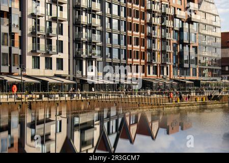 Moderne Gebäude auf Granary Island über dem Motlawa River in der Altstadt. Abstrakte Struktur. Kreativer Fototourismus auf dem Motlawa Stockfoto