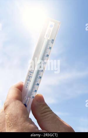 Thermometer und Hitzewelle mit Sonnenschein in Europa im Sommer Stockfoto