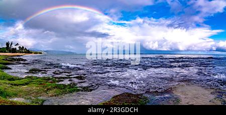 Regenbogen über dem beliebten Surfplatz Sunset Beach, Oahu, Hawaii Stockfoto