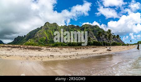 Kualoa Ridge mit malerischem Berg- und Strandblick Stockfoto