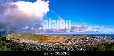 Regenbogen über honolulu hawaii nach Regen Stockfoto