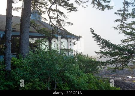 Das Pointe Restaurant Gebäude im Nebel von Chesterman Beach, Wickaninnish Inn, Tofino, Vancouver Island, Kanada. Stockfoto