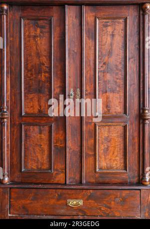 Antiker Holzschrank im Vintage-Stil Stockfoto