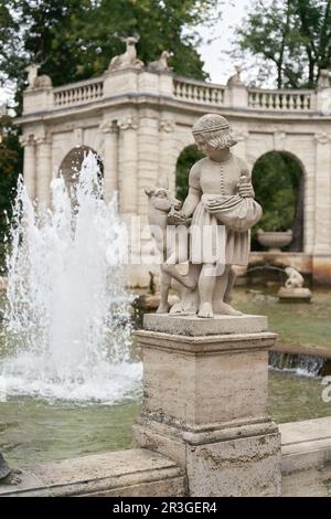Figuren aus dem Märchen BrÃ¼derchen und Schwesterchen am MÃ¤rchenbrunnen Märchenbrunnen Stockfoto