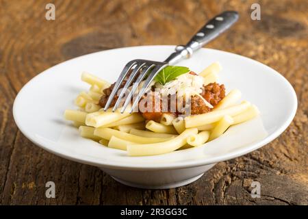 Makkaroni Pasta mit Sauce Bolognaise Stockfoto