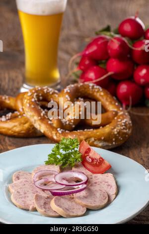 Bayerischer Wurstsalat auf dunklem Holz Stockfoto