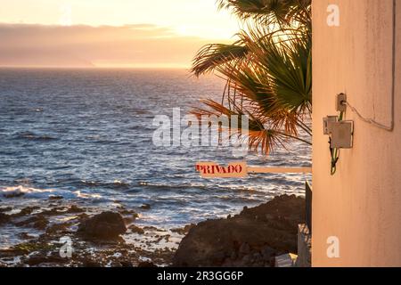 Ein Schild mit der Aufschrift "Privado" an einem privaten Strand Stockfoto