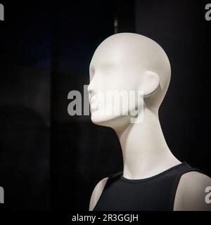 Kopf einer weiblichen Schaufensterpuppe in einem Schaufenster in Berlin Stockfoto