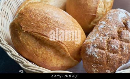 Frische Brötchen vom Bäcker zum Frühstück auf einem Tisch Stockfoto