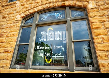 Wilson, Kansas, USA – tschechisches Sprichwort, das Bier feiert, Midland Railroad Hotel and Restaurant, 'wo Bier gebraut wird, gibt es es gut.' Stockfoto