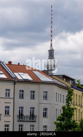 Berlin, Deutschland. 19. Mai 2023. Der Fernsehturm erhebt sich in den Himmel vor dem Hintergrund renovierter alter Gebäude im Berliner Stadtteil Prenzlauer Berg. Der Bundesgerichtshof hat ein Verfahren zur Mietbremse zur Verjährungsfrist für Auskunftsersuchen von Mietern gegen Vermieter. Kredit: Monika Skolimowska/dpa/Alamy Live News Stockfoto