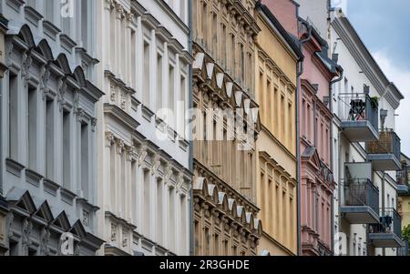 Berlin, Deutschland. 19. Mai 2023. Blick auf die renovierten Fassaden alter Apartments im Berliner Stadtteil Prenzlauer Berg. Kredit: Monika Skolimowska/dpa/Alamy Live News Stockfoto