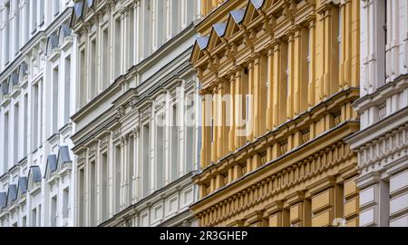 Berlin, Deutschland. 19. Mai 2023. Blick auf die renovierten Fassaden alter Apartments im Berliner Stadtteil Prenzlauer Berg. Der Bundesgerichtshof hat ein Verfahren zur Mietbremse zur Verjährungsfrist für Auskunftsersuchen von Mietern gegen Vermieter. Kredit: Monika Skolimowska/dpa/Alamy Live News Stockfoto