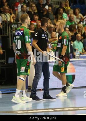 Cheftrainer Bennet Wigert (SCM) mit Taktikbrett während der Teampause HBL Liqui Moly Handball Bundesliga, Staffel 2022-23,01. Matchd Stockfoto