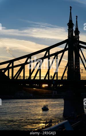 Die historische Freiheitsbrücke über die Donau, Szabadsag HID, in Budapest bei Sonnenuntergang Stockfoto