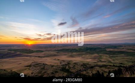 Sonnenuntergang unter dem Horizont in einer lockeren Region im Osten Washingtons Stockfoto