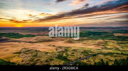 Sonnenuntergang unter dem Horizont in einer lockeren Region im Osten Washingtons Stockfoto