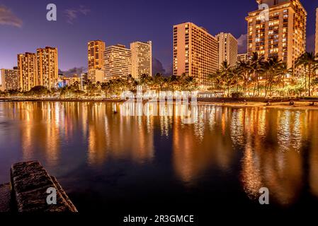 Sonnenuntergang am waikiki Beach in oahu hawaii Stockfoto