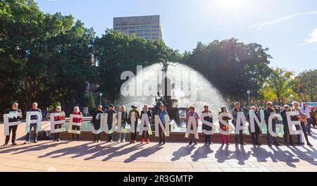 Sydney, Australien. 24. Mai 2023 Die Menge versammelt sich in Sydney, um Julian Assange zu unterstützen. Während des Protests sprachen seine Frau, sein Vater und sein Bruder vor der Menge. Kredit: Robert Wallace / Wallace Media Network / Alamy Live News Stockfoto