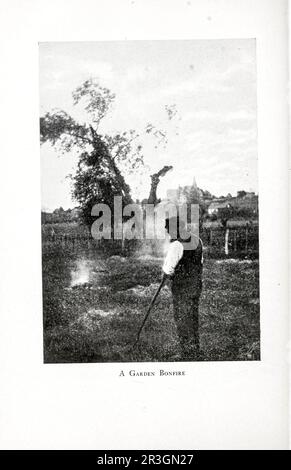 Eine Schwarzweißfotografie von Garden Bonfire aus dem Buch " Highways and Byways of the Mississippi Valley " von Clifton Johnson, 1865-1940 Publikationsdatum 1906 Veröffentlicht in New York, The Macmillan Company; aus der See America First Series Stockfoto