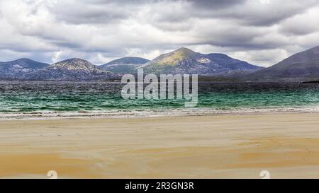 Blick vom sandigen Luskentyre Beach über die Meeresbucht East Loch Tarbert auf die Berge, Isle of Harris, Äußere Hebriden, Schottland, Großbritannien Stockfoto