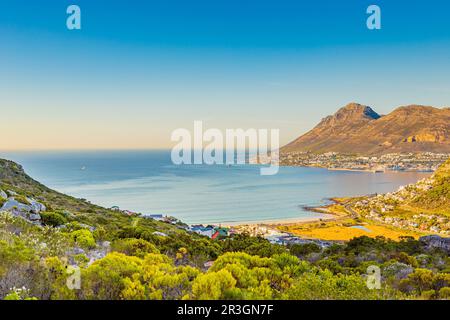 Erhöhte Aussicht auf Glencairn Beach und Simon's Town in Kapstadt Stockfoto