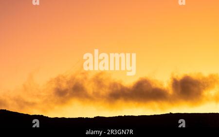 Cumulus und Stratus Wolken in dramatischem Sonnenuntergangshimmel Stockfoto