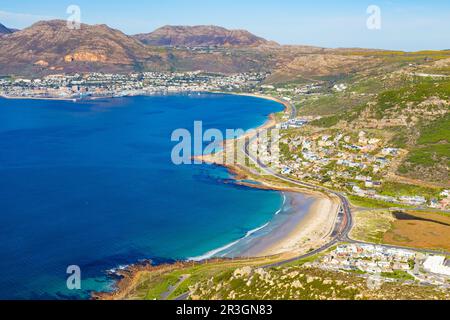 Erhöhte Aussicht auf Glencairn Beach und Simon's Town in Kapstadt Stockfoto