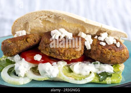 Falafel in Pita-Brot auf einem Teller Stockfoto