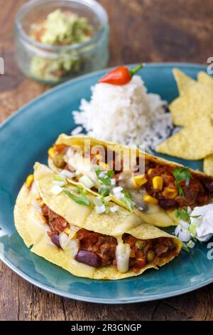 Mexikanische Tacos mit Reis auf Holz Stockfoto