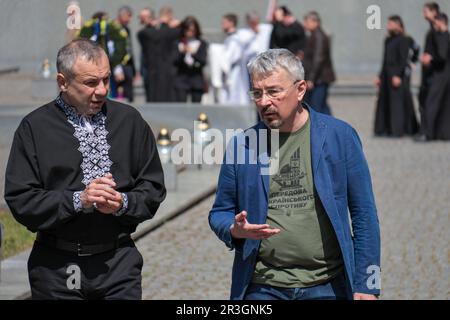 Nicht exklusiv: KIEW, UKRAINE - 21. MAI 2023 - Minister für Kultur und Informationspolitik der Ukraine Oleksandr Tkachenko (R) beteiligt sich an der Blüte Stockfoto