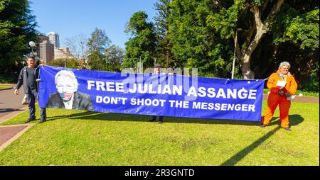 Sydney, Australien. 24. Mai 2023 Die Menge versammelt sich in Sydney, um Julian Assange zu unterstützen. Während des Protests sprachen seine Frau, sein Vater und sein Bruder vor der Menge. Kredit: Robert Wallace / Wallace Media Network / Alamy Live News Stockfoto