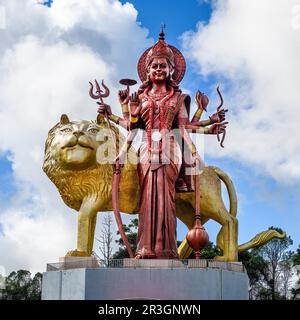 Hindu-Statue Figur der Hindu-Religion mehrarmige Göttin Durga Mata mit Löwenskulptur große Skulptur des Löwen, Ganga Talao, Le Petrin, Mauritius Stockfoto